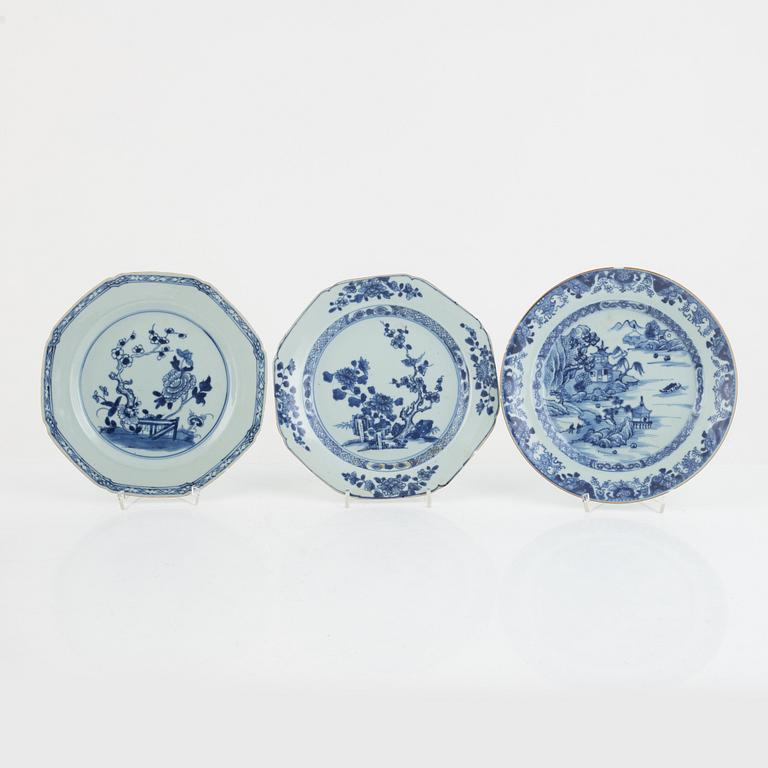 A group of 17 Chinese blue and white plates and a tureen dish, Qing dynasty, Qianlong (1736-95) and Jiaqing (1795-1820).