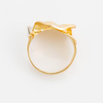 An 18K gold Ole Lynggaard ring set with a round brilliant-cut diamond.