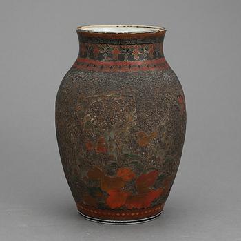 VAS, porslin och cloisonné, Japan, omkring 1900.