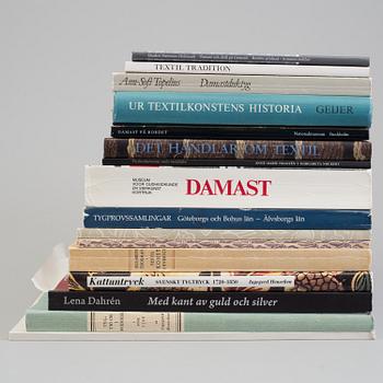 BOOKS AND BOOKLETS, 21 pieces, subject: damask, printed textiles and related topics.