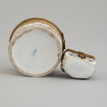 Two French painted porcelain lidded snuff boxes, one with Samson mark, around the year 1900.