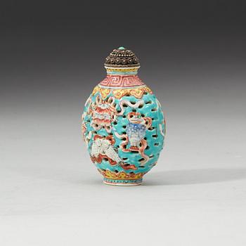 A famille rose snuff bottle, late Qing dynasty.