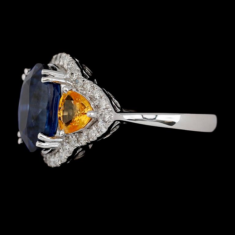 RING, 18 k vitguld, blå kyanit ca 4.78 ct, gula safirer tot ca 1.12 ct, och briljanter tot ca 0.35 ct.