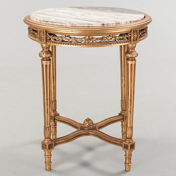 SOFFA, KARMSTOLAR, ett par, samt BORD. Louis XVI-stil, 1900-talets första hälft.