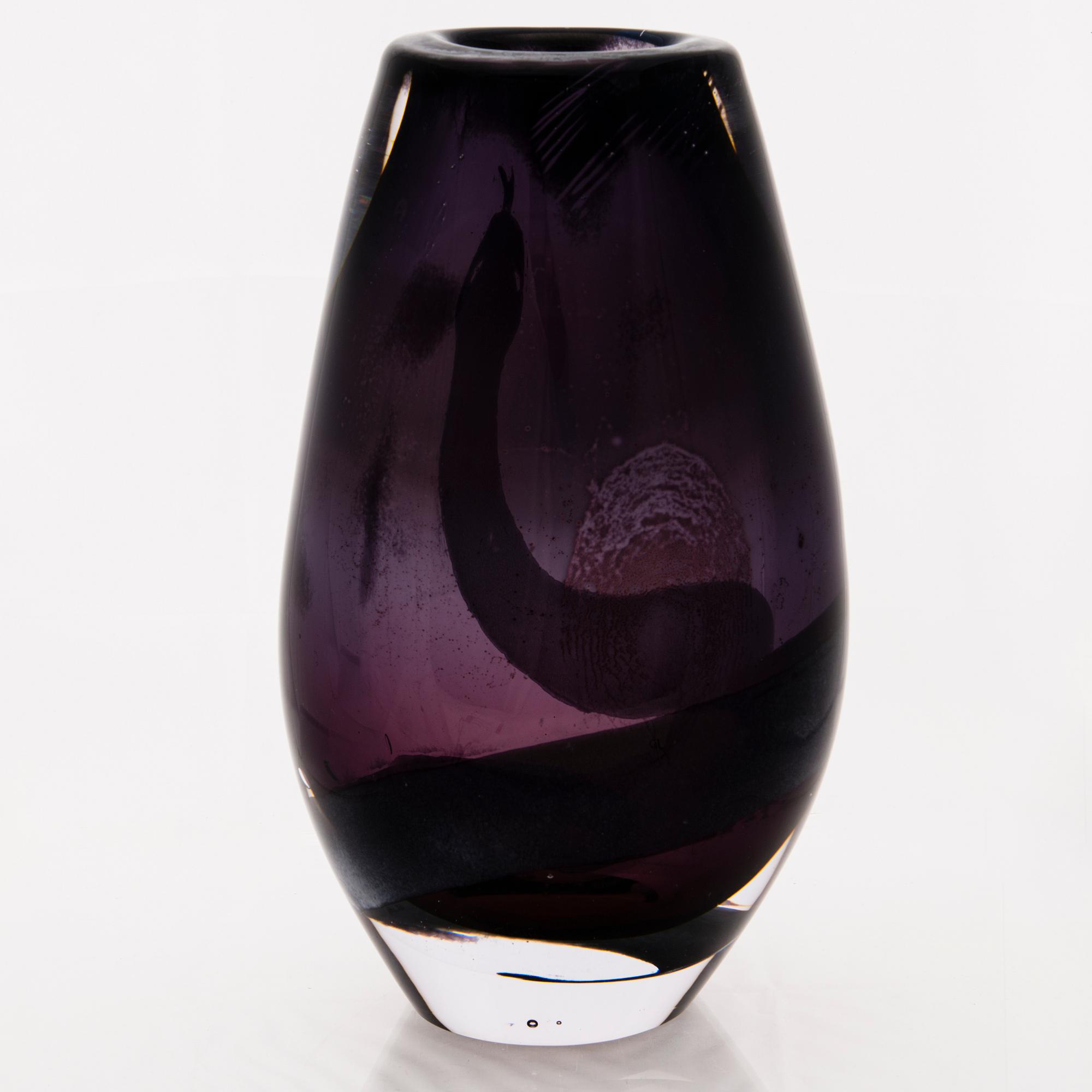 ELLA VARVIO, maljakko/ lasiveistos, signeerattu Ella Varvio 2017.