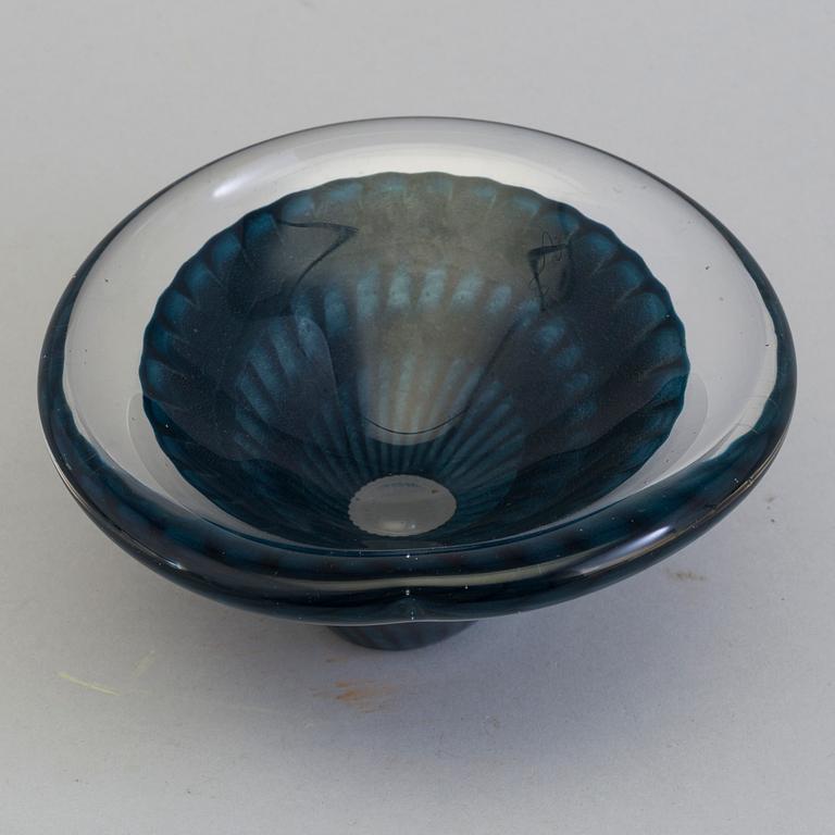 A glass bowl by Vicke Lindstrand, 1954.