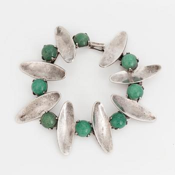 A bracelet set with round, cabochon-cut aventurine quartz.