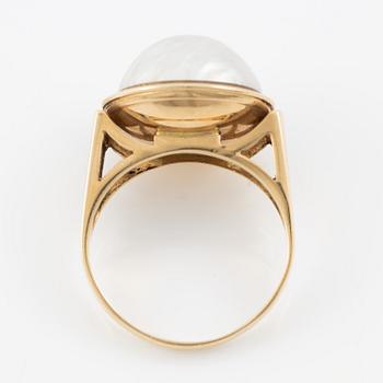 Ring 18K gold with mabé pearl.
