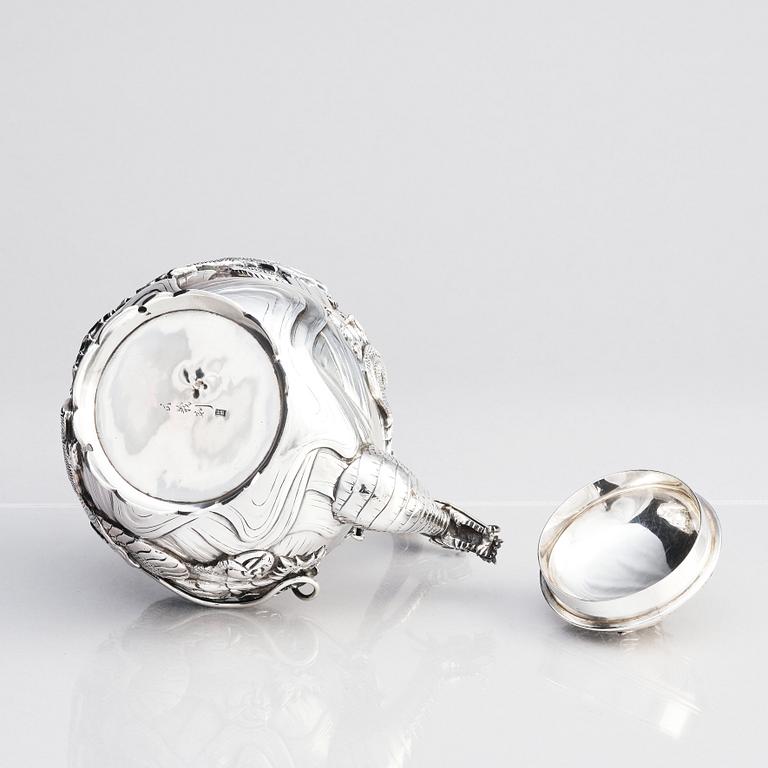 A three piece japanse silver 'dragon' tea set, Signed 三代目 大島, third generation Oshima, early 20th Century.