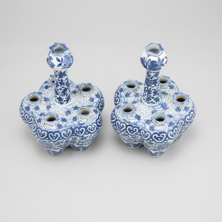 A pair of blue and white tulipvases, Qing dynasty, 19th Century.
