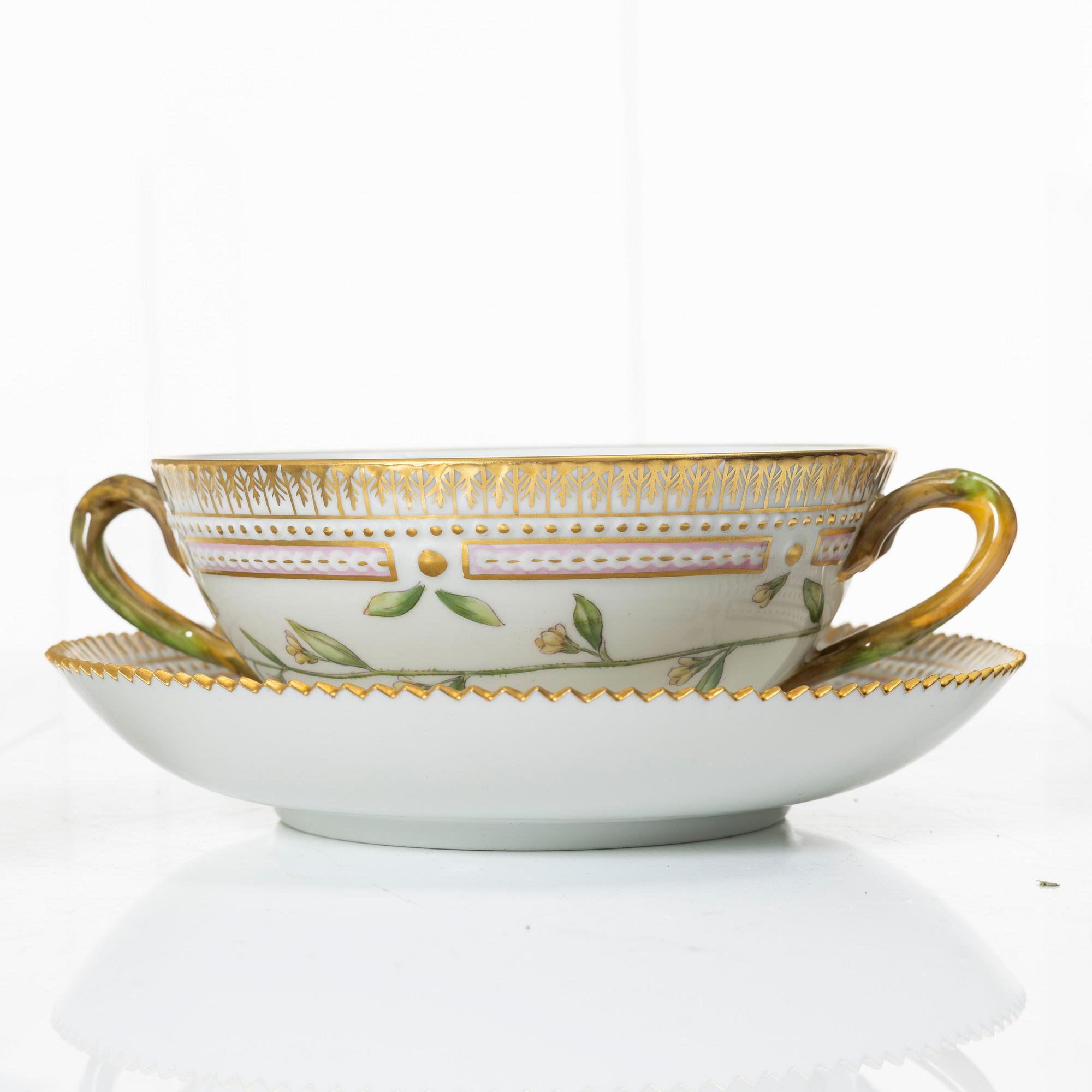 Buljongkoppar med fat, sex stycken, porslin. Royal Copenhagen, 'Flora Danica', Danmark, 1900-tal.