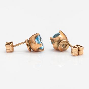 A pair of 14K gold earrings with topazes ca. 2.60 ct in total.