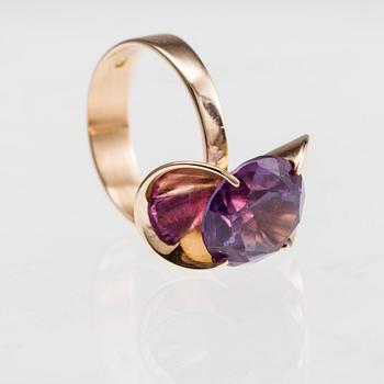 SORMUS, 14K kultaa ja fasettihiottu ametisti, Elis Kauppi Kupittaan Kulta 1972. Paino 4,1 g.