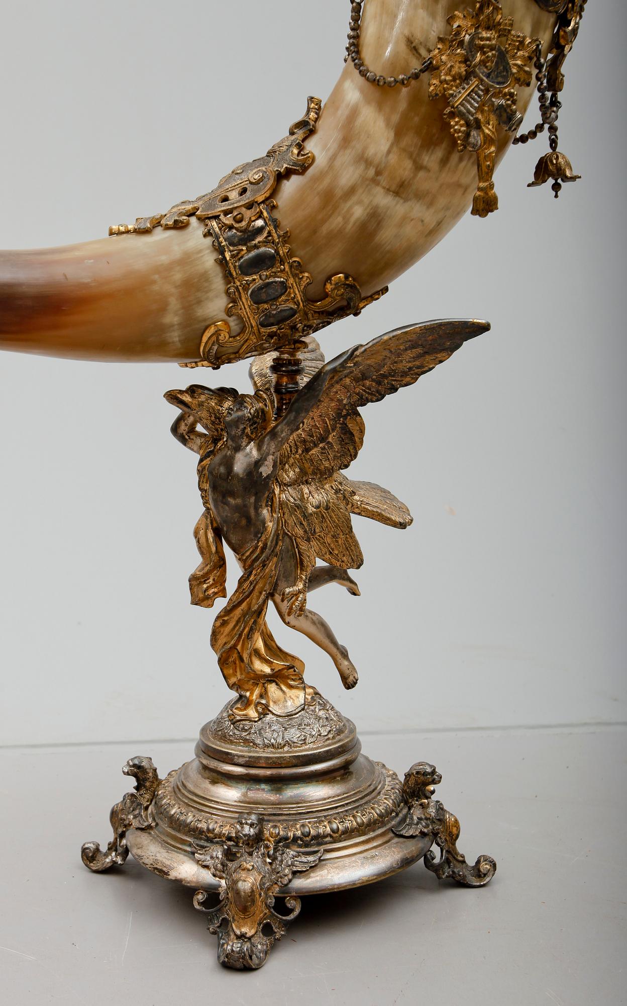 DRYCKESHORN, större modell, horn, nysilver och förgylld metall, 1800-/1900-tal.