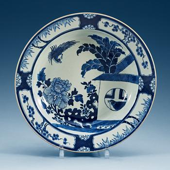 1712. A blue and white basin, Qing dynasty, Kangxi (1662-1722).
