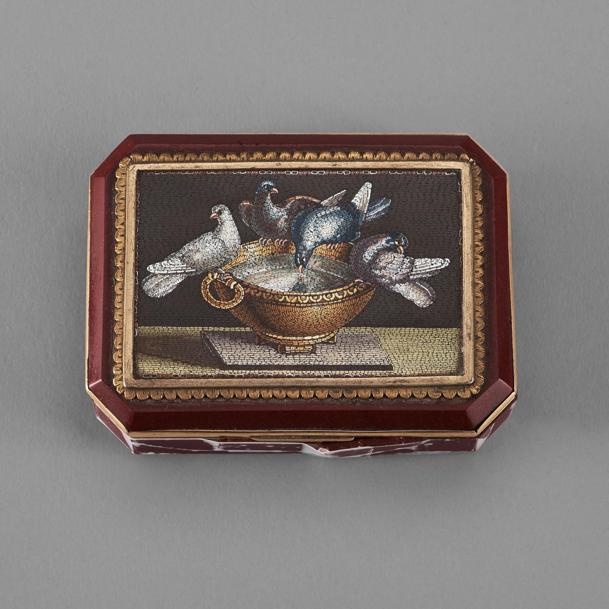 ASK med micromosaik, av purpurine, montering med bladverk av guld, Italien ca 1820-tal.
