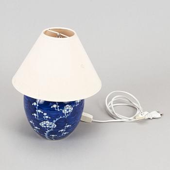 Vas, urnor med lock, två stycken, lampa, porslin. Kina, 1900-tal samt modern tillverkning.