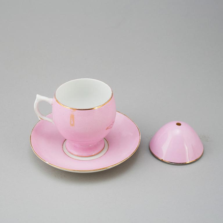 A Kuznetsov porcelaine teacup with lid, Russia, ca 1900.