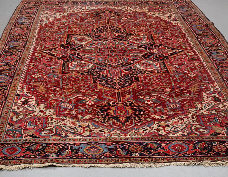 A CARPET, semiantik Heris/Gorovan, ca 353 x 238 cm.