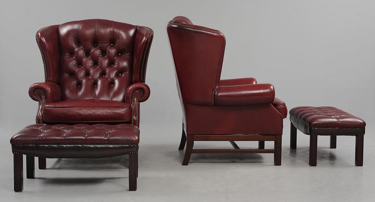 FÅTÖLJER SAMT FOTPALLAR, ett par, Chesterfield-typ, 1900-talets fjärde kvartal.