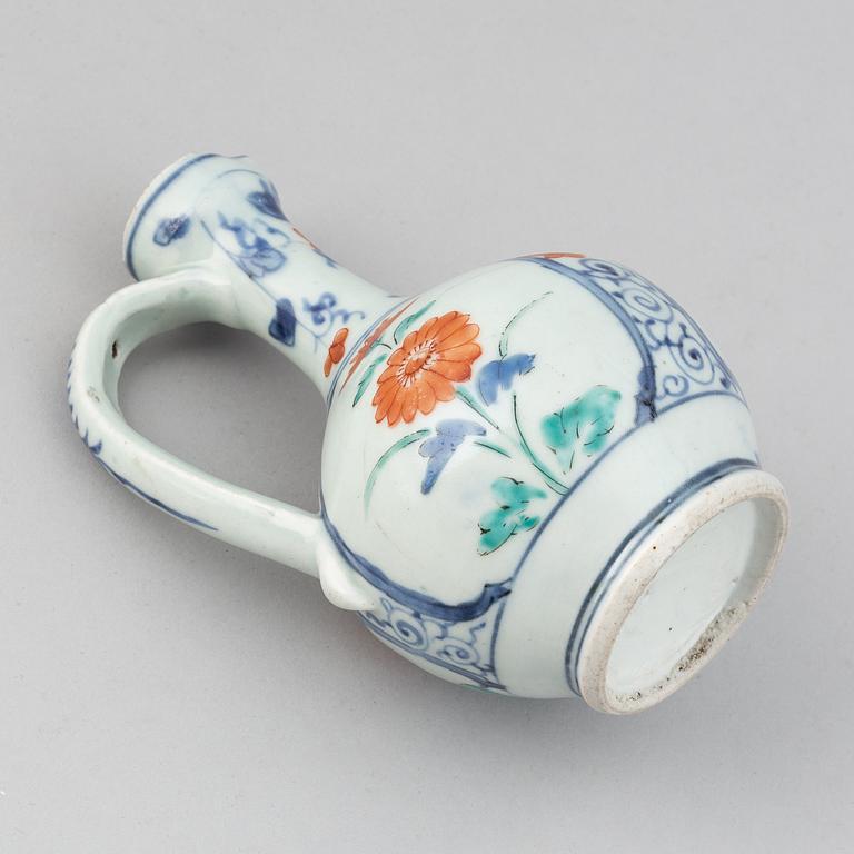 A Japanese kakiemon ewer, 18th Century.