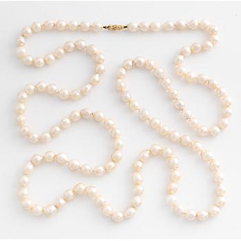 A cultured pearl necklace.