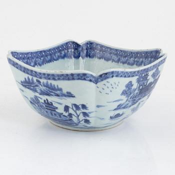 A blue and white porcelain blowl, China, Qingdynasty, first half of the 19th century.