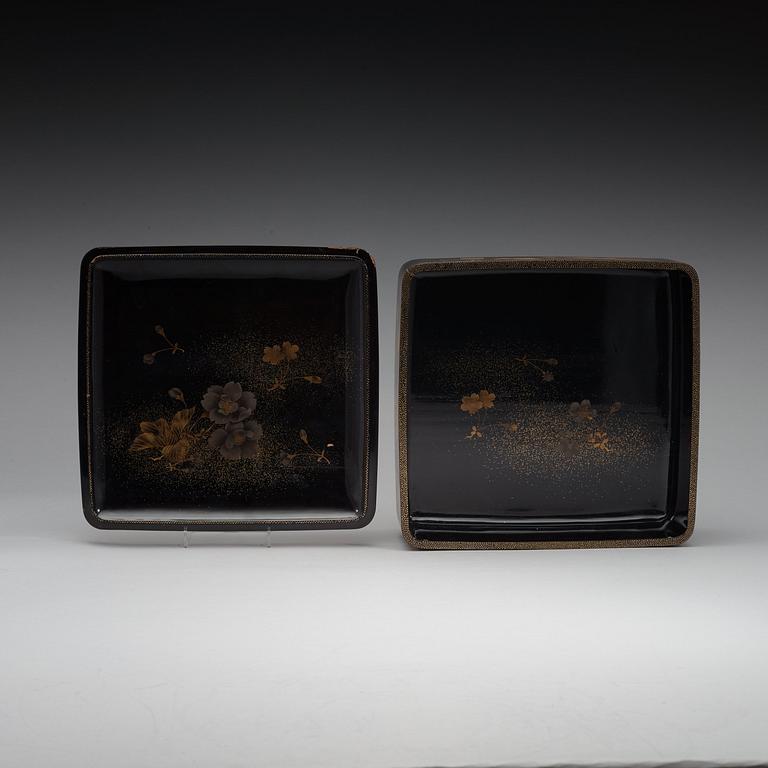 A Japanese lacquered box with cover, Meiji period (1868-1912).