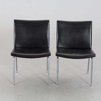 HANS J. WEGNER, a pair of "Lufthavnstolen" chairs, later part of the 20th century.
