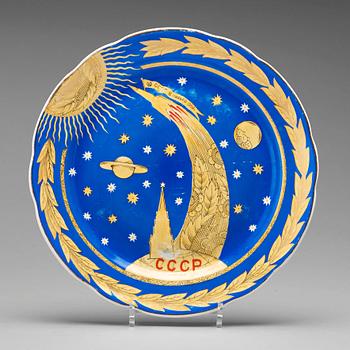246. A Russian comemorative dish of Luna 1, Dulevo Porcelain Manufactory, 1959.
