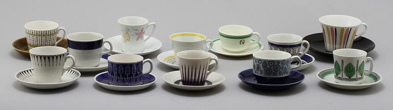 KAFFEKOPPAR MED FAT, 21 st, samt KARAFF, porslin, Rörstrand, Gustavsberg, Upsala-Ekeby samt Gefle.