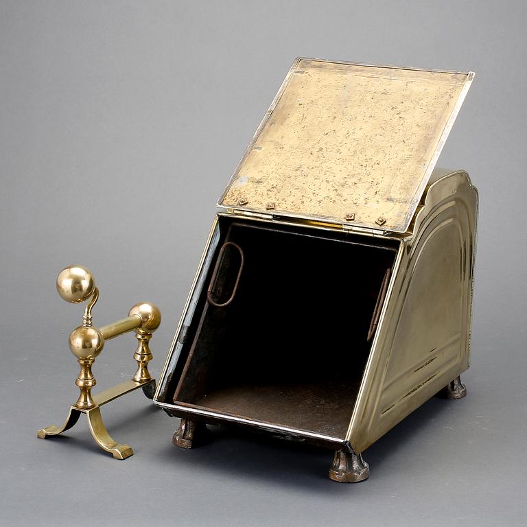 KOLBOX samt ELDHUND och BRASVERKTYG, 2 delar, mässing, England, 1800-talets andra hälft.