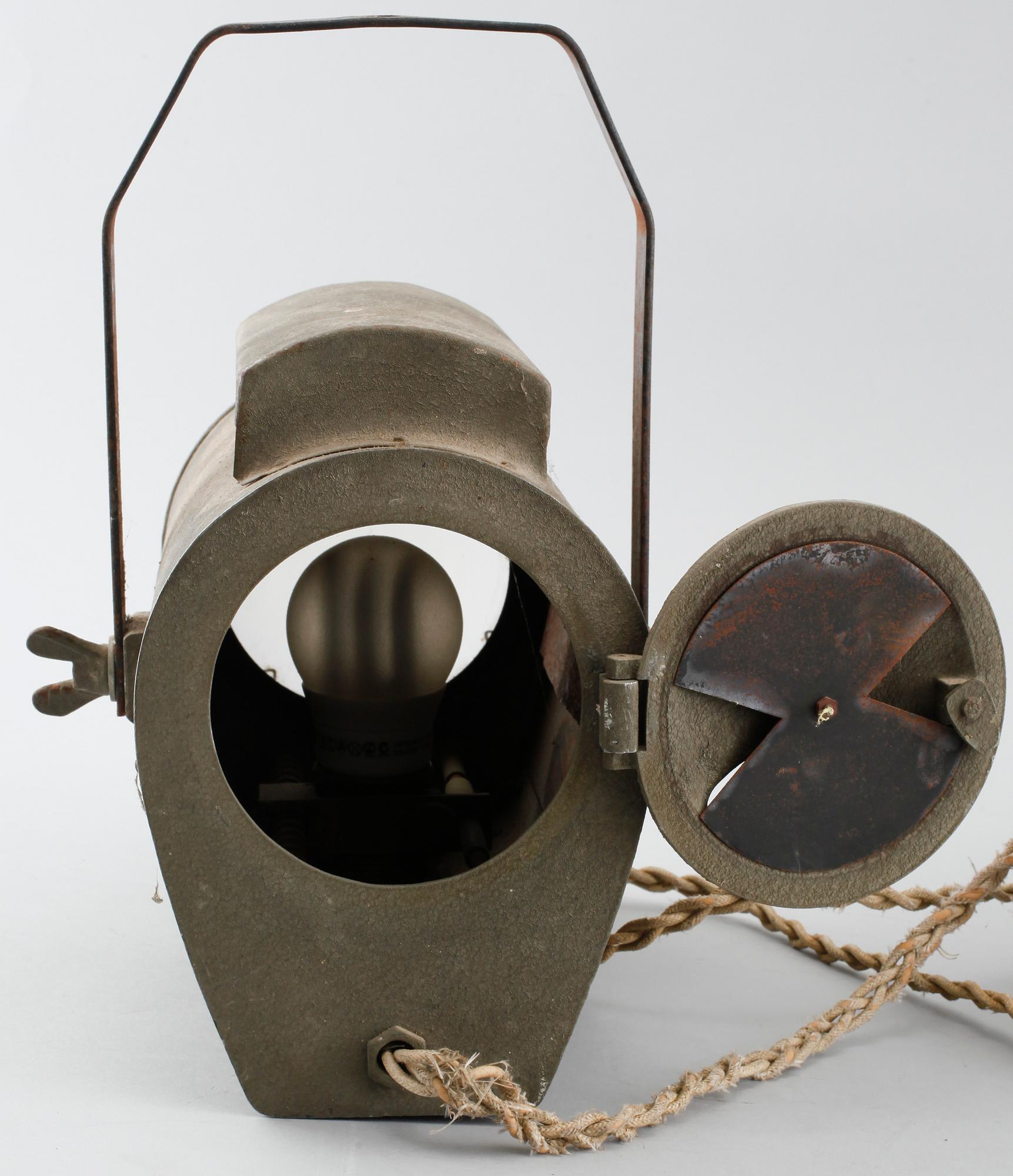 TEATERLAMPOR, ett par, 1900-talets första hälft.
