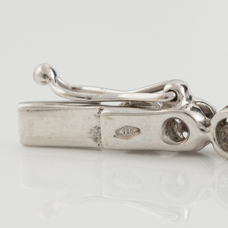 Collier 18K vitguld med briljantslipade diamanter.