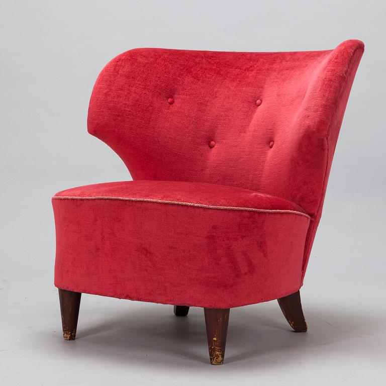 A mid- 20th-century armchair.