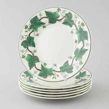 22 pieces of "Napoleon Ivy" in earthenware, made by Wedgewood, 20th century.