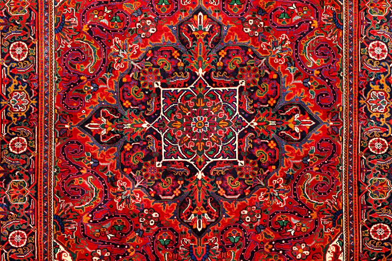 A Heriz carpet, c. 303 x 203 cm.