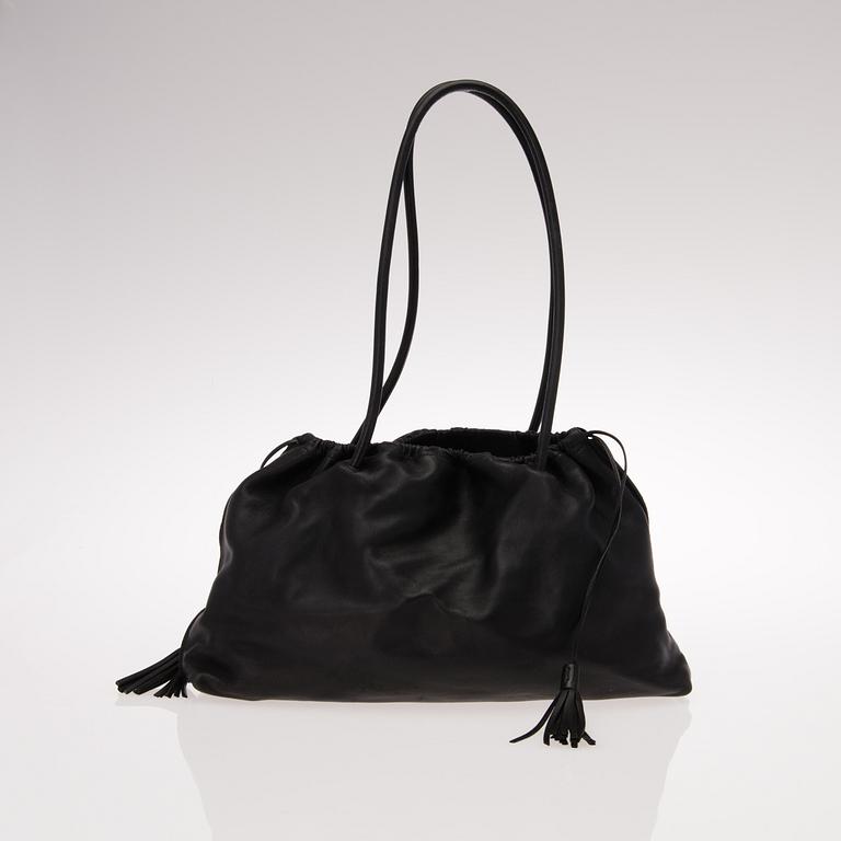 BLACK LEATHER DRAWSTRING TASSEL TOTE BAG.