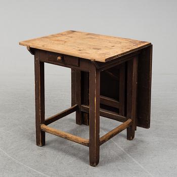 A painted pine gate-leg table, 19th Century.