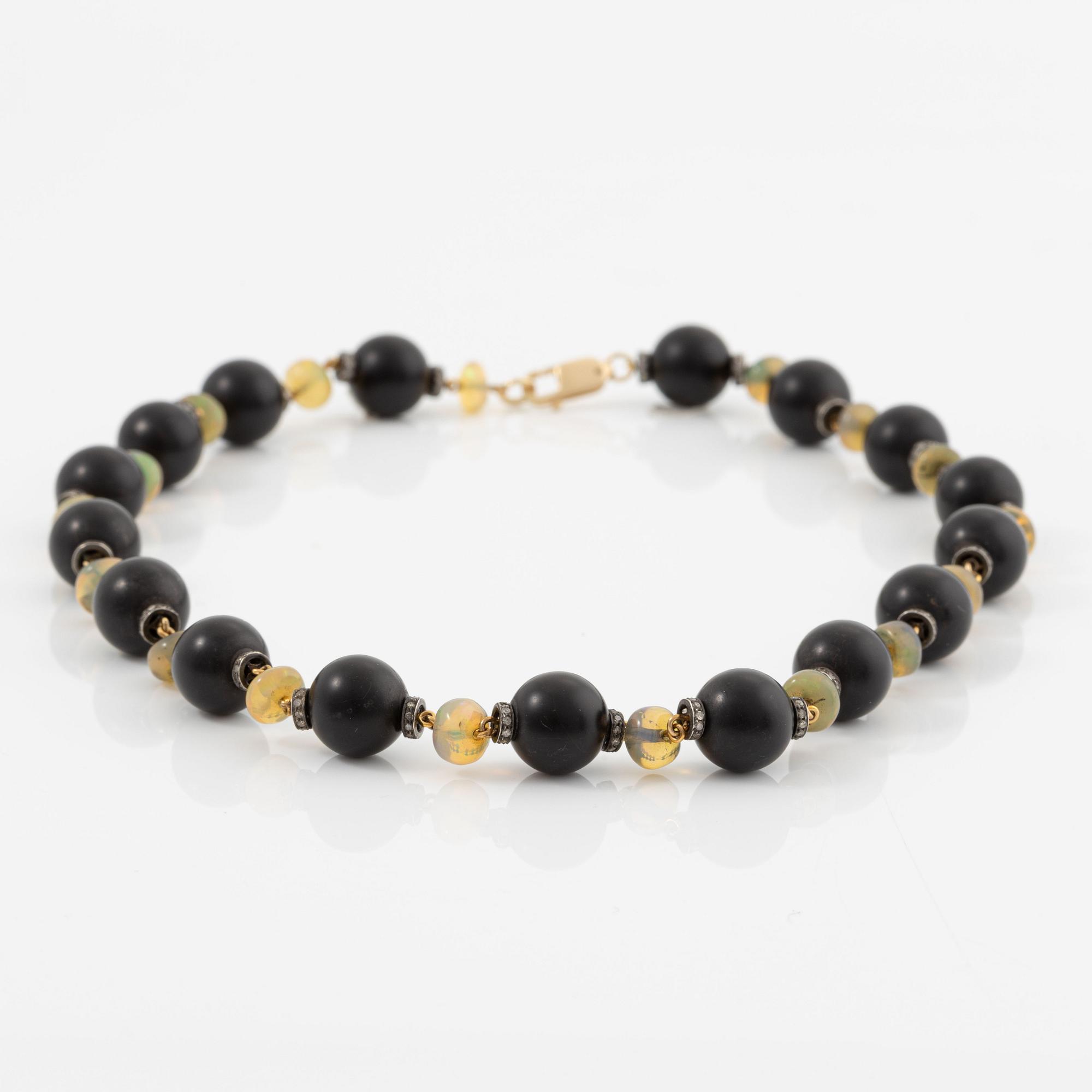 Collier, 18K guld med onyx, opal och diamanter.