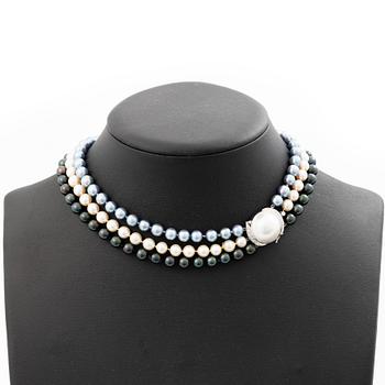 Three-row pearl necklace with cultured pearls, with an 18K white gold clasp set with a mabé pearl and octagonal-cut diamonds.