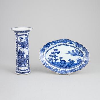 A blue and white porcelain serving dish and vase, Qingdynasti, Qianlong (1736-1795), and late 19th century.