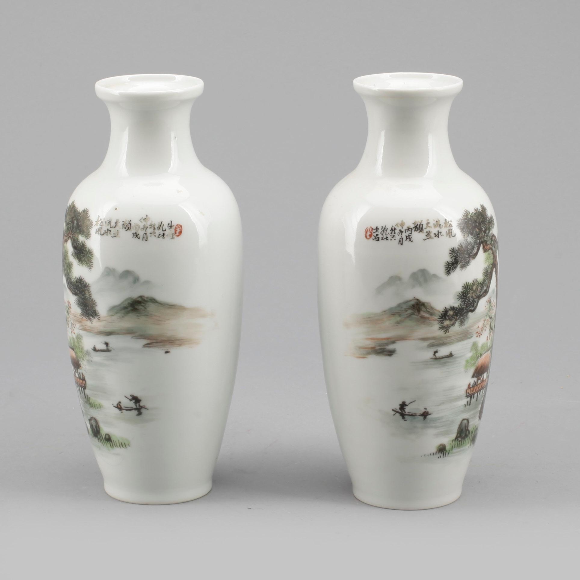 VASER, ett par, porslin, Kina, 1900-tal.