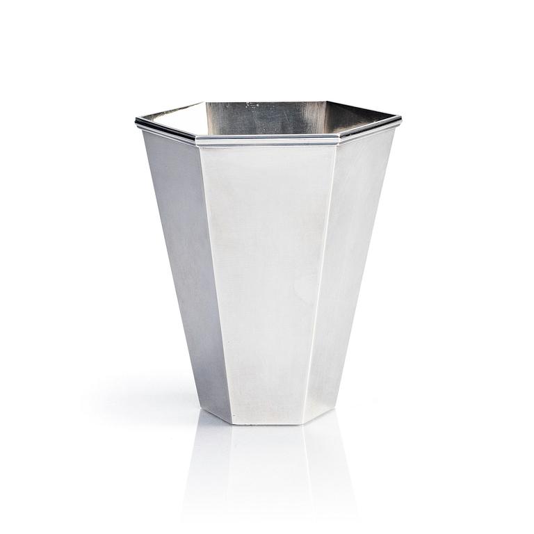 Wiwen Nilsson, a sterling silver vase, Lund 1946.