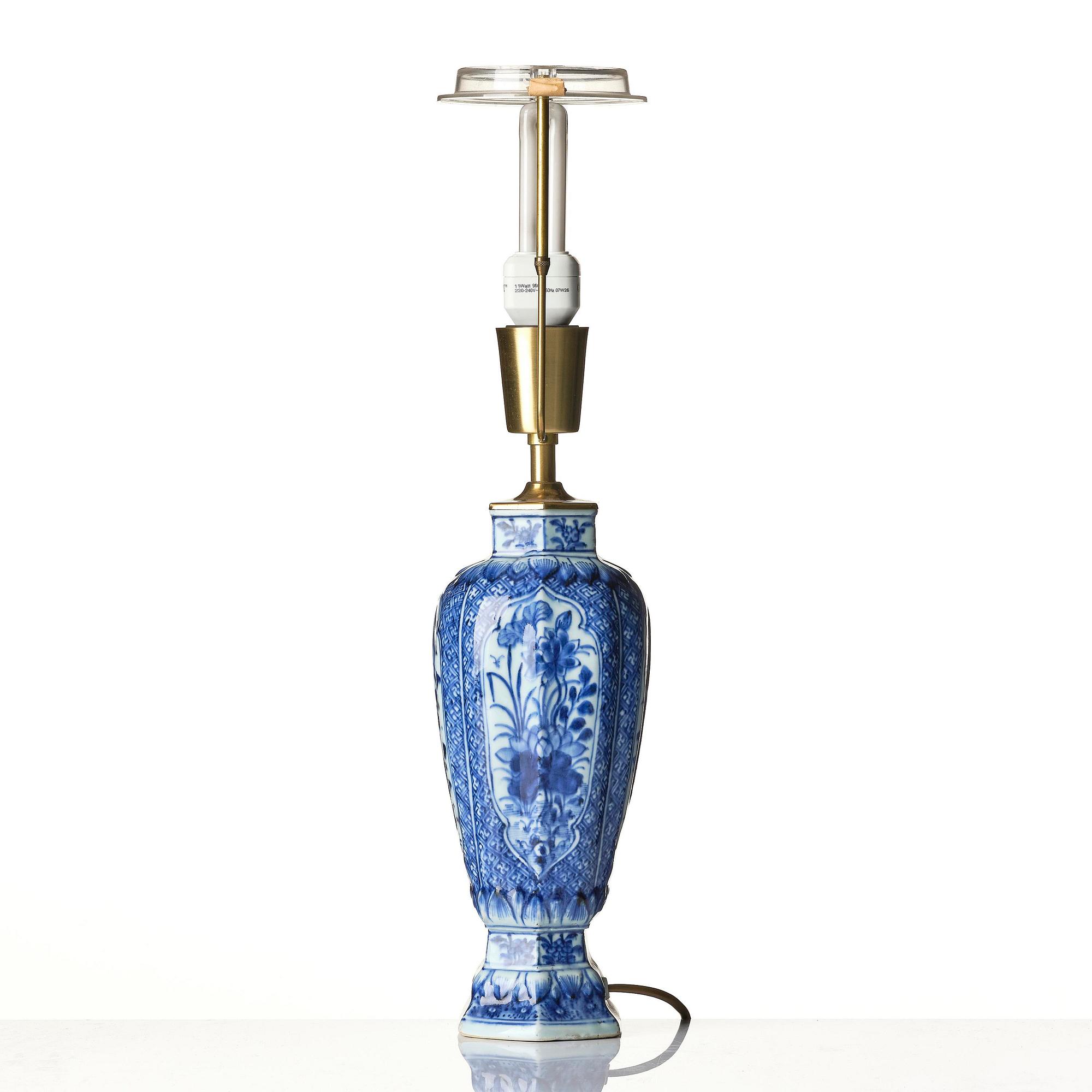 A blue and white vase/table lamp, Qing dynasty, Kangxi (1662-1722).