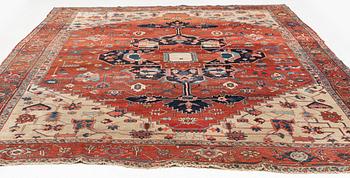 An antique Heris Serapi carpet, ca 391-408 x 298 cm.