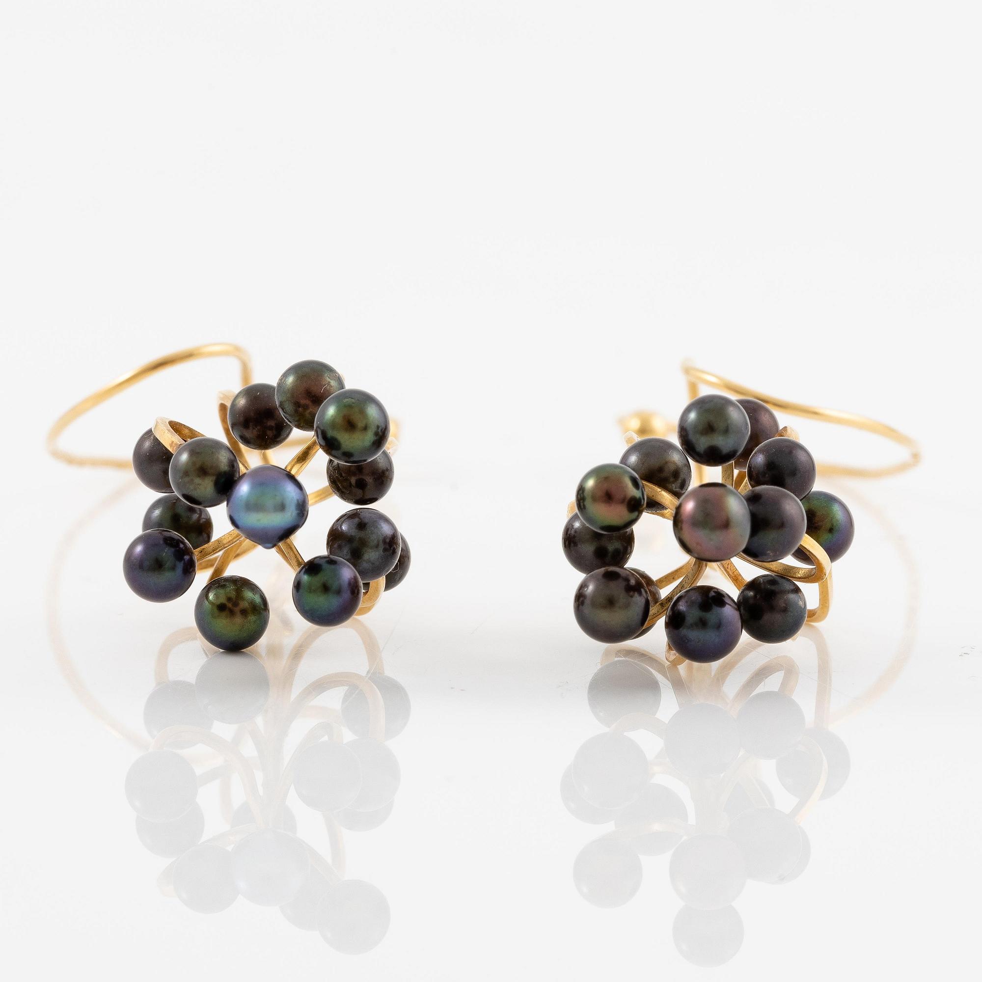 Sigurd Persson, a pair of earrings, 18K gold with cultured pearls, Stockholm 1965.