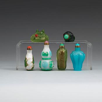 A group of six Chinese Peking glass snuff bottles, 20th century.