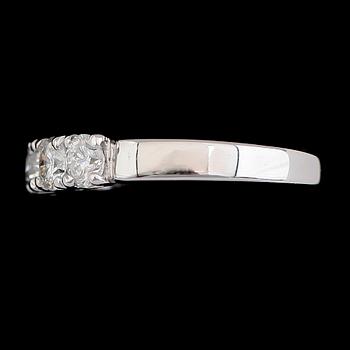 RING, 18K vitguld 5 briljantslipade diamanter tot ca 1.07 ct.
