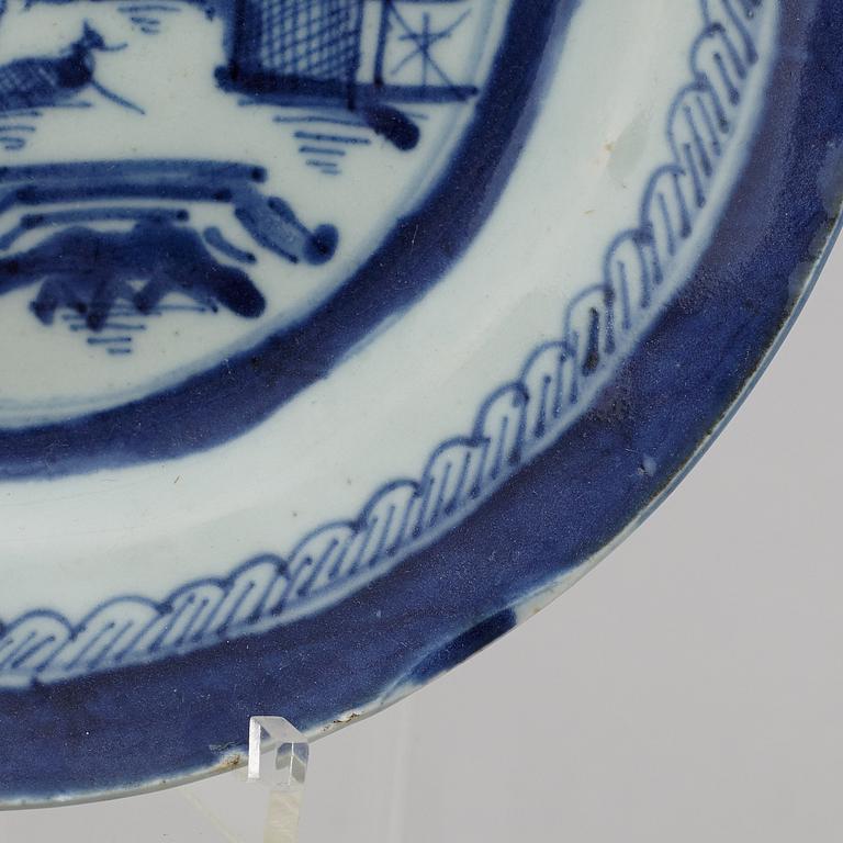 A blue and white hot water dish and five dinner plates, Qing dynasty, 18/19th Century.